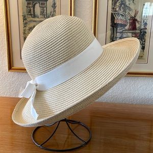 Straw hat with white grosgrain ribbon